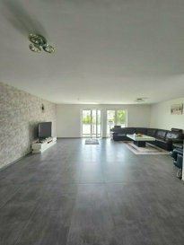 ++++ A VISITER ++++

Immo Nordstrooss vous propose à la vente une belle maison sous garantie décennale sis à Hoscheid libre de trois côtés sur un terrain de +/- 2.68 ares d'une superficie habitable de +/- 229,9m²,
Cette belle maison tout confort sur 3 niveaux dans un état impeccable, avec des belles finitions.

Il s'agit d'une maison construite avec des matériaux de qualité en 2021.

La maison se compose comme suit:

Rez-de-chaussée : 
Hall d'entrée, Local buanderie/chaufferie. Garage pour 1 voiture. 
- Espace Studio comprenant : 
- Living spacieux/Salle à manger,
- Espace cuisine ouverte, 
- Salle de douche, 

1er étage : 
- Hall de nuit,
- WC séparé, 
- Belle cuisine équipée, salle à manger et trés spacieux living avec accès à une terrasse.

2e étage : 
- Hall de nuit,
- 3 chambres à coucher, dont 2 avec accès à un balcon. 
- Salle de douche. 

Grenier :

Grande chambre avec espace dressing.

Extérieurs:
- 2 places de parking extérieures

Données techniques:
Passeport énergétique A/A
Chauffage Pompe à chaleur
Fenêtres triple vitrage, équipés de volets électriques.

Pour tout complément d'information et/ou la documentation détaillée, contactez-nous au tél: 691 850 805.

Proposition de crédit/financement à taux compétitif d'une banque luxembourgeoise incluse dans nos services gratuits.