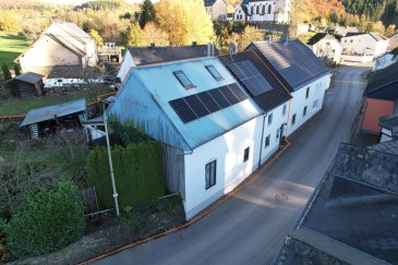 Dieses Haus ist ein echtes Liebhaberobjekt mit besonderer Ausstrahlung. In massiver Bauweise um 1677?1680 errichtet (ohne Denkmalschutz!) wurde es über Jahrzehnte mit viel Herzblut gepflegt und kontinuierlich modernisiert. Heute präsentiert sich das Haus als seltene Kombination aus historischem Charme und zeitgemäßer Ausstattung ? inklusive Photovoltaikanlage mit 4,74 kWH Speicherbatterie mit 6 KWH für mehr Unabhängigkeit und Energieeffizienz.

Ausstattung im Überblick:
Wohnfläche ca. 140m², verteilt auf zwei Etagen
1 Badezimmer, zusätzlich 1 separates WC
Hochwertige EBK mit Miele-Einbaugeräten, Dampfgarer,
Geschirrwärmer und Gaskochfeld mit Wok-Brenner (von 2017) mit Holzofen
Sauna und Fitnessraum
Wintergarten

Das außergewöhnliche Wohn- und Esszimmer vereint rustikalen Charme mit modernem Komfort. Das Herzstück des Raumes bildet eine stilvolle Natursteinwand, in Kombination mit freiliegenden Holzbalken, die dem Raum eine warme, einladende Atmosphäre verleiht. Der offene Dachstuhl, mit sichtbarem Gebälk, unterstreicht den großzügigen Galeriecharakter und schafft ein luftiges Raumgefühl mit besonderem architektonischem Reiz. Stilvolle Akzente sorgen für ein wohnliches Ambiente. Ein moderner Kaminofen mit Sichtfenster sorgt nicht nur für wohlige Wärme, sondern wird auch optisch zum Highlight im Raum. Durchdachte Details, wie eine integrierte Holzaufbewahrung, geschmackvolle Wandkunst und ein hochwertiger Kronleuchter, verleihen dem Raum Persönlichkeit und Stil. Dank der offenen Galeriegestaltung ergibt sich eine luftige Verbindung zu weiteren Wohnebenen ? ideal für kreative Einrichtungsideen oder offene Kommunikationsbereiche.

Vorteile auf einen Blick:

Offenes Raumkonzept mit Galeriecharakter
Hochwertige Natursteinwand und Sichtbalken
Gemütlicher Kaminofen mit Holzlager
Stilvolle Einrichtung mit modernen und rustikalen Elementen
Großzügiger Wohnbereich mit Blickfang-Garantie
Lichtdurchflutete Raumwirkung durch Galerieöffnung

Ob für gemütliche Abende am Kamin, gesellige Runden im Familienkreise ? dieser Raum bietet die perfekte Kulisse für ein stilvolles Zuhause mit Charakter.

Bodenbeläge: Holzdielen und Vinyl
Kunststofffenster, außergewöhnliche Gussheizkörper
Terrasse ca. 10m², liebevoll angelegter Garten mit Teich, Laube und Holzlager
Abstellkammer, Kellerraum, Waschküche mit großzügigem Ankleidezimmer
Satteldach mit Blechdeckung und Dämmung
die Heizung ist eine Flüssiggas-Zentralheizung mit Brennwerttherme von 2021, Gastank ist Eigentum.
Zusätzlich gibt es einen modernen Holzvergaserheizkessel mit Pufferspeicher und grossem Holzlager.
Für die Gartenbewässerung steht eine Regenwasserzisterne 1800 l mit Pumpe zur Verfügung.

Besonderheiten:
Dieses Objekt besticht nicht nur durch seinen gepflegten Zustand und die charmante Bauweise, sondern auch durch seine vielseitigen Nutzungsmöglichkeiten ? sei es als stilvolles Familienhaus, Ferienresidenz oder als Rückzugsort für Naturliebhaber.

Die ruhige und naturnahe Lage in Irrhausen bietet Lebensqualität pur. Wanderwege, Wälder und Wiesen liegen direkt vor der Haustür, dennoch sind Einkaufsmöglichkeiten und städtische Infrastruktur in wenigen Fahrminuten erreichbar.

Ein seltenes Angebot für Kenner:
Ein Haus mit Geschichte, Charme und neuester Technik.
Ideal für Familien, Naturliebhaber oder als Ferienhaus.
Bezugsfertig, gepflegt und effizient ? einziehen & wohlfühlen.