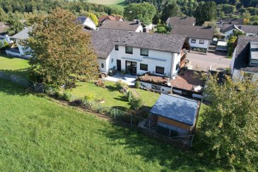 Stilvolles Einfamilienhaus mit außergewöhnlichem Wohnambiente
hochwertig renoviert von 2017 bis heute.

Willkommen in einem Zuhause, das Tradition, Stil und Moderne auf einzigartige Weise vereint. Dieses exklusive Einfamilienhaus beeindruckt durch seine offene Architektur, hochwertige Materialien und zahlreiche liebevolle Details, die es zu einem echten Unikat machen.

Architektur & Wohngefühl

Das Haus besticht durch großzügige Räume mit Galerie und hohen Decken. Für eine warme, behagliche Atmosphäre sorgt ein schwedischer Specksteinofen. Edle Fußböden aus Eichenparkett, Marmor, Granit und Naturstein ziehen sich durch das gesamte Haus und verleihen jedem Raum seinen individuellen Charakter.

Die lichtdurchflutete Wohnlandschaft ist mit einem Specksteinofen ausgestattet, während die Fußbodenheizung für ein angenehmes Raumklima sorgt. Ein weiteres Highlight ist die geschmackvolle Kombination aus modernen Elementen wie eingelassenen Fossilien in der Küche, Steinmosaiken und Natursteinwaschbecken im Gäste-WC.

Highlights im Überblick
Grundstücksgröße: 706 m²
Wohnfläche: großzügig mit Galerie und offenen Wohnbereichen
Baujahr 1977, aufwendig renoviert zwischen 2017–2024
Hochwertige Dassbach-Einbauküche mit modernen Fronten, Granitarbeitsflächen und Marken-Einbaugeräten
Design-Highlight: elektrische Abzugshaube mit RedDot Design Award „Best of the Best 2011“
3 Bäder: ein Hauptbad mit Badewanne und Dusche, zwei offen begehbare Duschen.
Fußbodenheizung, Ölzentralheizung plus Kaminofen auf zwei Ebenen
Stromleitungen komplett erneuert
Alle Räume mit Internet- und TV-Anschlüssen

Zwei Balkone & zwei Terrassen mit Stromanschlüssen
Schön angelegter, pflegeleichter Garten mit mediterranem Flair

Teilunterkellerung mit Heizungsraum, Waschraum, Lager und Werkstatt
Dacheindeckung: langlebiger Kunstschiefer
Besondere Materialien & Design
Türkischer Granit & belgische Natursteinfliesen in der Küche
Eingebaute Fossilien & exklusive Design-Details
Flächenböden durchgehend verlegt, Laminat in Burgeiche Grau meliert im gesamten OG
Steinmosaike mit mediterranem Muster
Premiumküche von Dassbach mit klarer Linienführung
Prämierte RedDot-Design - Abzugshaube als modernes, stilvolles Highlight

Außenbereich

Der liebevoll gestaltete Vorgarten empfängt Sie mit mediterranen Pflanzen und einem maritimen Akzent. Zwei Terrassen und zwei Balkone laden zu sonnigen Stunden und geselligen Abenden ein.

Dieses Haus ist nicht nur eine Immobilie, sondern ein Lebensgefühl – perfekt für alle, die das Besondere suchen.