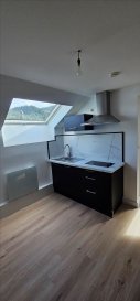Charmant appartement au 2ème et dernier étage composé une entrée, une cuisine équipée, une chambre, salle d'eau et WC séparés. Garage.