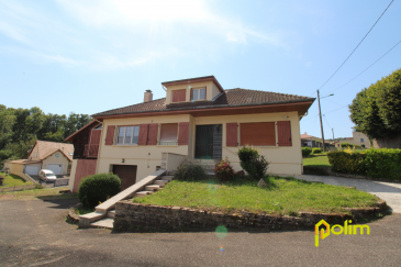 Maison indépendante avec superbe vue.  Venez découvrir cette belle maison familiale édifiée sur 1096 m2, offrant de beaux volumes à vivre et une vue imprenable. Au RDC : hall, cuisine équipée, salon/séjour accès terrasse et salon d'hiver, 2 chambres, sdb, wc. A l'étage : 2 chambres, wc et 2 greniers. Sous-sol complet : double garage, atelier, buanderie, chaufferie. CC Fioul - travaux de rafraîchissement à prévoir - possiblité de créer des chambres supplémentaires.
 Les informations sur les risques auxquels ce bien est exposé sont disponibles sur le site Géorisques : www.georisques.gouv.fr  