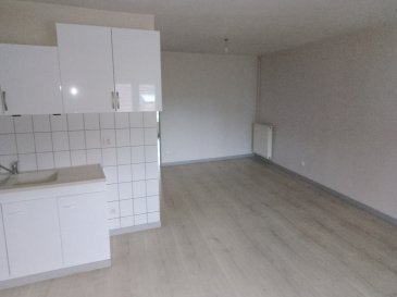 Appartement de Type F3 de 52 m² situé au 2ème Etage et comprenant : Salon / Séjour / Coin Cuisine, Salle de bains, WC, 2 Chambres, Chauffage au GAZ  
Frais d'agence de 400 € TTC