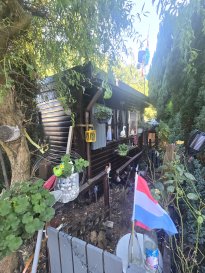 Immo Nordstrooss vous propose : 

       *** CHALET DE CAMPING A BEAUFORT ***

Situé dans un environnement naturel privilégié à Beaufort, découvrez ce chalet d'environ 40 m² offrant un cadre de vie exceptionnel pour les amoureux de nature et de calme.  
Implanté sur un emplacement recherché, ce chalet bénéficie d'un accès direct à l'étang grâce à son ponton privatif, idéal pour profiter pleinement de votre passion dans un cadre paisible et préservé.  
Le chalet se compose d'une pièce principale avec une Kitchenette ouverte sur le salon-séjour, une chambre à coucher, espace dressing, salle de douche, hall d'entrée, possible d'aménager deuxième chambre.

À l'extérieur grand terrasses permettent de profiter pleinement de la vue sur l'étang et de partager d'agréables moments en famille ou entre amis.  

Terrain avec contrat de location au près de la commune de Beaufort pour long duré.

Pour plus de renseignements ou une visite (visites également possibles le samedi sur rdv), veuillez contacter le 691 850 805.

Proposition de crédit/financement à taux compétitif d'une banque luxembourgeoise incluse dans nos services gratuit.