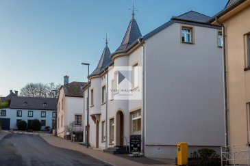 Situé à Roodt-sur-Syre dans la commune de Betzdorf, au 1ier étage d'une maison centenaire entièrement rénovée en 2024-2025 comprenant 3 appartements et un commerce, cet appartement duplex présente une surface habitable de ± 126 m² et se compose comme suit :

Au premier étage un hall d'entrée de ± 4 m² dessert, un wc séparé de ± 2 m² (lave-mains, miroir, wc), un séjour salon/salle à manger/cuisine de ± 39 m² avec accès à une terrasse de ± 14 m².

Un escalier mène au deuxième étage et donne sur un hall de nuit de ± 12 m² desservant un débarras/buanderie de ± 5 m², 2 chambres de ± 17 et 20 m², une salle de douche de ± 6 m² (douche, meuble lavabo, miroir, wc) ainsi qu'une 3ième chambre de ± 17 m² avec une salle de douche séparée de ± 4 m² (douche, meuble lavabo, miroir, wc).

Au sous-sol une cave de ± 7 m²

Au rez-de-chaussée un local vélo commun (avec prises pour recharge vélos), un jardin de ± 25 m², ainsi que 2 emplacements extérieurs complètent l'offre.

Détails complémentaires :
- Appartement neuf ? non-fumeur
- Chauffage au sol respectivement au plafond, pompe à chaleur par géothermie ;
- Panneaux photovoltaïques avec batterie + partage de l'électricité ;
- Réservoir d'eau de pluie

Localisation idéale, proche de la gare de Roodt-sur-Syre (30 m), bus (100 m) à 12 km du Kirchberg, aéroport de Luxembourg et Hôpital Robert Schuman, proche des commerces (boulangerie, épicerie, restaurants, centre commercial, postes, etc.), centre médical, crèches, maison relais, campus scolaire, salle culturelle.

- Disponibilité : 1 décembre 2025;
- Loyer : 2.200€ / mois
- Charges : 250 € / mois
- Garantie locative : 2 mois de loyer ;
- Frais d'agence : 1/2 mois de loyer + TVA 17%

Agent responsable du bien :
Achille De Villers
Tel. +352 621 588 854
email : achille@vanmaurits.lu