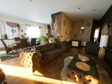 Appartement meublé Lemberg 3 pièces 100 m². À Lemberg, Nord Sud Immobilier vous propose ce magnifique appartement meublé 3 pièces de 100 m², situé en rez-de-chaussée.

Il se compose d'une entrée, d'une spacieuse pièce de vie de 45 m² avec cuisine ouverte entièrement équipée, d'une première chambre avec sa salle d'eau privative, d'un WC indépendant, d'un dégagement aménagé en espace bureau, ainsi que d'une seconde chambre et d'une salle d'eau principale.

À l'extérieur, vous profiterez d'une petite terrasse en bois à l'avant et d'un espace vert à l'arrière, accessible directement depuis la pièce de vie. Le bien est également complété par une pièce de stockage, un carport et un garage.

Loyer hors charges : 950€/mois.
Charges : 50€/mois (eau froide et assainissement).

Disponible immédiatement.

Les informations sur les risques auxquels ce bien est exposé sont disponibles sur le site Géorisques : www.georisques.gouv.fr

Vos agences Nord Sud immobilier à Sarreguemines, Rohrbach les Bitche, Bitche et Diemeringen.