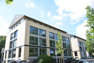 LUXEMBOURG-HOLLERICH 40, rue de la Vallée, proche des axes autoroutiers et du centre ville, beaux bureaux de haut standing situés à la rue de la Vallée, +- 299 m2 de surface situés au 1er étage. Construction de 2000. Ils sont composés de :plusieurs grands bureaux à plusieurs poste, salle de conférence, WC hommes et femmes, kitchenette équipée, local technique. 
Prestations: climatisation, alarme, contrôle d'accès, ascenseur, stores électriques extérieures, fenêtres ouvrantes, salle IT, câblage cat. 5, faux planchers, moquette, sanitaires, kitchenette. Bail 3/6/9
Prix: 28,50 € /m2 par mois Hors TVA
charges : 6 € /m2 par mois électricité privative incluse
2 emplacements intérieurs à 300 € / mois hors TVA
2 emplacements extérieurs à 200 € /mois hors TVA
Garantie bancaire : 6 mois de loyer + TVA et charges
Libre de suite 
Contact et visites : Rosalba MAITRE téléphone : 691 550 189