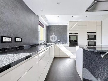 L'agence immobilière Immo-Contact vous propose ce magnifique appartement lumineux de +/− 82m² situé à Bascharage.

Idéalement situé dans un coin calme de la ville, cet appartement avec 1 chambre, terrasse, jardin se trouve proche des transports en commun, des écoles et crèches, des commerces ainsi que des arrêts de bus au pied de la residence.
Il est donc idéal pour un jeune couple ou pour un investissement.

L'appartement, au rez-de-chaussée, se compose comme suit :

- Salon avec espace salle à manger et accès sur une terrasse et un jardin exposés Sud
- Cuisine équipée ouverte avec ilot central
- Chambre à coucher
- Salle de bain avec baignoire et WC
- WC séparé

Une cave et une buanderie commune viennent compléter ce bien.

À savoir :
- Aucuns travaux à prévoir
- Salle de bain entièrement rénové et repeint en 2022
- Fibre optique installée

Visites possibles en semaine et le samedi.

Pour toutes informations contactez-moi au +352 621 391 355