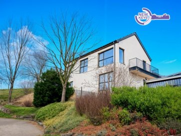 Libre de 4 côtés | 180 m² Habitables | Jardin et Vue Dégagée

Située à Eppeldorf, dans un environnement résidentiel calme et verdoyant, cette magnifique maison individuelle est une opportunité rare pour ceux qui recherchent de l'espace et de la tranquillité. Orientée à l'Est, elle bénéficie d'une luminosité naturelle exceptionnelle tout au long de la journée.

Volumes généreux : Avec ses 180 m², cette propriété offre de larges espaces de vie parfaitement agencés pour une vie de famille épanouie.

Le plaisir de l'extérieur : Profitez d'un jardin privatif, et de deux grandes terrasses offrant une vue imprenable sur les paysages alentours.

Finitions : La maison est presque achevée. Les quelques travaux de finitions et d'aménagements extérieurs restants vous permettent d'apporter votre touche personnelle et de finaliser le bien selon vos envies.

Espaces de vie : Un total de 5 pièces, incluant un séjour spacieux et une cuisine équipée moderne.

Espace nuit : 3 chambres confortables et lumineuses.

Commodités : 2 salles de bains, toilettes invités et espace buanderie

Flexibilité : La maison inclut un espace supplémentaire polyvalent, idéal pour une suite parentale d'exception, un grand bureau pour le télétravail ou un espace pour recevoir vos invités en toute intimité.

Stationnement:
Garage : Un grand box fermé pour 2 voitures + 2 place de parking extérieure.

Équipements : Double vitrage PVC, chauffage individuel performant.

État : Construction récente, intérieur soigné et moderne.

Le cadre de vie :
Eppeldorf est l'adresse idéale pour les amoureux de nature et de calme, tout en restant à proximité des services et des commodités.

Une maison qui allie potentiel, confort moderne et cadre bucolique. Une visite s'impose pour apprécier la qualité des volumes et l'environnement.

Contactez-nous dès maintenant pour plus d'informations ou pour une visite !

N'hésitez pas à nous contacter au +352 691 216 830 ou par mail smarrocco@newkeys.lu pour plus d'informations et/ou une éventuelle visite.