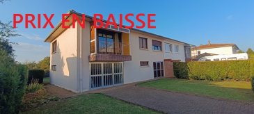 ** PRIX EN BAISSE **

Maison F6 – 147,86 m2 – 3 Chambres – Véranda – Terrain 670 m2. 
Proche METZ et contournement autoroutier vers A 31 (NANCY-THIONVILLE/LUXEMBOURG).

Nous avons le plaisir de proposer à la vente cette belle maison mitoyenne d’un seul côté, située, parfaitement au calme, au 11 rue des Myosotis à FLEURY (57420).
Etablie sur un superbe terrain plat, clos et arboré, elle offre une surface habitable de 147.87 m2 comprenant notamment : 
En plain-pied : 
Une cuisine d’été
Une chambre actuellement utilisée comme bureau.
Une extension en double vitrage sur châssis aluminium de 30.74 m2, réalisée en 2001, avec accès direct au jardin à l’arrière de la maison. 

A l’étage :
Un espace de salon et séjour de plus de 33 m2 avec sa cheminée
Une cuisine séparée, qu’il sera possible d’ouvrir sur l’espace de salon et séjour. 
Deux chambres.
Une salle d’eau. 

*** Double vitrage sur châssis bois.
*** Chauffage central au fuel.
*** Toilettes à chaque niveau. 
*** Garage pour une voiture. 

LE BIEN EST IMMEDIATEMENT DISPONIBLE. 
CONTACT : 
Gérard STOULIG – Agent commercial EI
Au : 06 03 40 33 55 – Mail : agenceabel@gmail.com

NB : Les frais d’agence sont à la charge du vendeur.