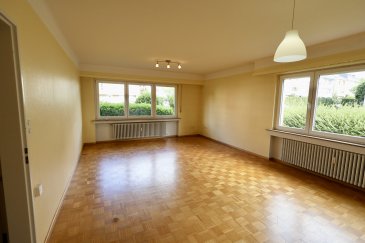 SOUS COMPROMIS 


À vendre : studio à rénover ? Bonnevoie

Situé au rez-de-chaussée d'une petite résidence dans un quartier calme et recherché de Bonnevoie, ce studio de 48 m² offre un excellent potentiel. Il se compose d'un grand espace de vie à aménager selon vos envies, avec possibilité de créer une séparation nuit, ainsi qu'une cuisine et une salle de bain à moderniser.

Le bien comprend également un garage box fermé et une cave privative, offrant des espaces de rangement supplémentaires appréciables.

Parfait pour un investisseur à la recherche d'un bien à fort potentiel locatif ou pour une première acquisition.

Bien rare à saisir rapidement.