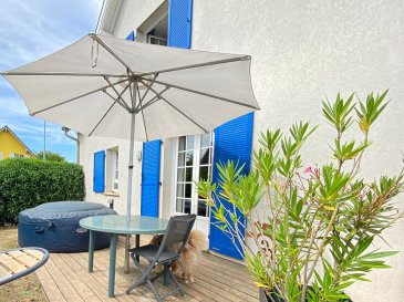 Maison Haguenau 5 pièce(s) 115.35 m2. Découvrez cette charmante maison individuelle, idéalement située dans un quartier calme et prisé de Haguenau. Avec une superficie de 117 m², ce bien offre un cadre de vie confortable et agréable.

Vous disposerez : d'un spacieux séjour lumineux qui s'ouvre sur deux belles terrasses, vous permettant de profiter d'une vue dégagée sur des espaces verts; d'une cuisine fonctionnelle à proximité du séjour;  de 3 chambres dont une avec un balcon. D'une salle de bains lumineuse, offrant tout le confort nécessaire. 
La maison est très bien entretenue et les prestations ont été soignées.

Prix : 397 000€
Honoraires inclus charges acquéreur : 1,79%~(Prix 390 000€ hors honoraires) (1.79 % d'honoraires TTC à la charge de l'acquéreur.)