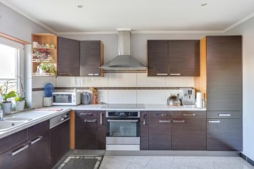 RE/MAX, spécialiste de l'immobilier à Bettembourg, vous propose cette belle maison mitoyenne à fort potentiel en plein coeur de Bettembourg.

Idéale pour les grandes familles ou pour des investisseurs.

D'une superficie totale de 290 m², elle se compose comme suit :

Un rez-de-chaussée comprenant :
1 hall d'entrée
1 salon
1 cuisine équipée indépendante avec un accès direct sur le jardin
1 salle à manger équipé d'une cheminée
1 salle de bain

Un 1er étage comprenant :
1 Hall
2 grandes chambres
1 salle bain
possible de faire une belle terrasse a létage.

Un 2ème étage comprenant :
1 chambre
1 salon avec accès au grenier de 40 m² (possibilité d'aménager)
1 chambre avec possibilité de faire une cuisine (installations faites et caché derrière le papier peint)
1 salle de douche avec WC

Un sous-sol  65 m² avec accès au jardin comprenant : 3 pièces

Double vitrage - Façade et toit refait - dalles en béton
Terrain de 6.60 ares (cabane de jardin en béton de 15 m²)
Garage pour 2 voitures
3 places de parking extérieur

Une terrasse et un jardin complète ce bien.

Situation calme et proche de toutes commodités (écoles, commerce, transports, gare CFL)

Disponibilité : à convenir

Les frais d'agence sont à la charge de la partie venderesse

Pour toute autres questions concernant le bien vous pouvez me contacter au:
691691515
Rui.diassantos@remax.lu
Ref agence :5096291