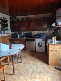 AY SUR MOSELLE : au coeur du village, maison à rénover comprenant une cuisine, un salon, une salle à manger, 3 chambres + un bureau, une salle de douche, une remise, un petit jardin.