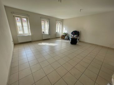 Situé en plein centre-ville de Thionville, à seulement 15 minutes à pied de la gare SNCF et à proximité immédiate de la gare routière ainsi que des principaux axes autoroutiers, cet appartement de type F2 d'une surface de 52 m² saura vous séduire par son emplacement privilégié.

Idéalement situé à l’arrière d’une cour intérieure, il bénéficie d’un environnement calme et paisible, tout en étant à deux pas de toutes les commodités (commerces, services, écoles...).

L’appartement se compose d’un séjour lumineux, d’une cuisine fonctionnelle, d'une chambre confortable ainsi que d’une salle d’eau avec WC.

Informations complémentaires :

Charges mensuelles : 85 €, comprenant la provision sur eau, l’entretien et l’électricité des parties communes, ainsi que l’entretien de la chaudière

Les risques auxquels ce bien est exposé sont consultables sur le site : www.georisques.gouv.fr

Honoraires d'agence :
Les honoraires s’élèvent à 600 €, dont 440 € pour les frais de dossier, de visite et de rédaction du bail, et 160 € pour la réalisation de l’état des lieux.
