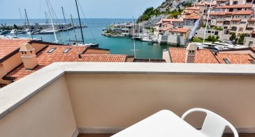 A vendre un appartement dans une petite résidence avec ascenseur comprenant : un hall d'entrée, un séjour avec cuisine ouverte et équipée, trois chambres, une salle de douche, une cave et une grande terrasse (53.14m2) et un jardin (19.56 m2)

Situé dans le Golf de Trieste ( 15mn de l’aéroport de Trieste, 130 km de Venise), ce projet 5 étoiles, respectueux de l’environnement  vous propose une expérience de luxe et de services exclusifs.
Conciergerie 24/24, Spa, boutique, restaurant, complètent ce projet unique.
Immostep Sàrl est en charge pour le Grand-Duché du Luxembourg de la commercialisation des biens résidentiels. Cela va du studio, en passant par des appartements une chambre, deux chambres, trois chambres, penthouse avec vue imprenable sur le belvédère et la mer Adriatique.

Pour tout renseignement supplémentaire veuillez nous contacter, info@immostep.lu