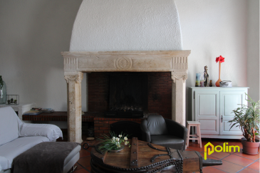 Maison de village sur 872m2 de terrain clos ! .  Comprenant pièce de vie de 70 m2 avec cheminée lorraine, 3 ch., sdb. A l'étage : 2 ch., sdb, mezzanine /bureau ouverte sur séjour. Grand garage, grenier, caves voutées et agréable jardin.
 Les informations sur les risques auxquels ce bien est exposé sont disponibles sur le site Géorisques : www.georisques.gouv.fr