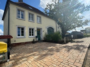 Doppelte Chance in Saarburg-Kahren – Zwei Haushälften mit Charme und Aussicht
Zum Verkauf stehen zwei Haushälften : beide mit separatem Eingang, viel Platz und vielseitigen Nutzungsmöglichkeiten. Ob zur Eigennutzung, als Mehrgenerationenlösung oder zur Kapitalanlage: Diese Immobilie vereint viele Vorteile.
ca 215m2 insgesamt 
Haushälfte links (frei ab sofort):
 • Erdgeschoss: Wohnzimmer mit Kamin, separate Küche
 • Obergeschoss: Zwei Schlafzimmer, Badezimmer
 • Dachgeschoss: Ein weiteres Schlafzimmer, Abstellraum
 • Voll unterkellert mit Waschküche, Kellerraum und direktem Ausgang ins Freie
 • Drei Stellplätze direkt vor dem Haus
Haushälfte rechts (vermietet bis 31.03.2026):
 • Erdgeschoss: Wohnzimmer mit Kamin
 • Kellergeschoss: Küche mit Zugang zur großen Terrasse und herrlicher Aussicht, Abstellraum, Esszimmer mit Terrassenzugang, Gäste-WC
 • Obergeschoss: Schlafzimmer mit Ankleide, großzügiges Bad mit Wanne und Dusche
 • Dachgeschoss: Ein zusätzliches Schlafzimmer
 • Garage