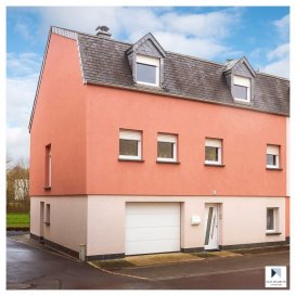 Située à Beringen, dans la commune de Mersch, au 31, rue d'Ettelbruck cette maison libre de 3 côtés a été entièrement rénovée entre 2000-2010. Elle dispose d’une surface habitable de ± 190 m² pour une surface totale de ± 230 m² et de 8a 90ca du jardin.

Elle se compose comme suit :
 
Au rez-de-chaussée, le hall d'entrée de ± 5 m² avec un débarras/dressing de ± 6 m² et un couloir qui conduit d’un côté au garage de ± 33 m² et de l’autre côté au studio qui comprend un salon avec sa cuisine ouverte de ± 18 m², une chambre en enfilade de ± 12 m² et une salle de douche de ± 3 m². Cette pièce permet l’accès au jardin avec sa terrasse de ± 40 m².

Le 1er étage comprend un salon de ± 34 m² avec un poêle à bois et une sortie sur un balcon de ± 3 m², une cuisine séparée de ± 14 m², une salle de douche de ± 5 m² et une chambre de ± 15 m².

Un escalier en bois mène au deuxième étage desservant trois chambres de ± 13, 14 et 20 m², une salle de bain de ± 13 m² avec baignoire, douche italienne, lavabo double vasque, wc et bidet.

Un terrain non constructible de 14a 53ca, situé dans la même rue, est vendu avec la maison.
 
Détails complémentaires :

•Maison idéale pour une famille ;
•Situation très calme ;
•Chaudière au mazout, mais raccordement au gaz dans la maison ;
•Jardin sans vis-à-vis ;
•Orientation sud ; 
•Cadre verdoyant ;
•Gare de Mersch à 10 min à pied ;
•Commerces (Cactus de Mersch), écoles, crèches à proximité ;
•Accès autoroutier à proximité.

Agent responsable : Katia Gravière au 661 33 29 82 ou katia@vanmaurits.lu



