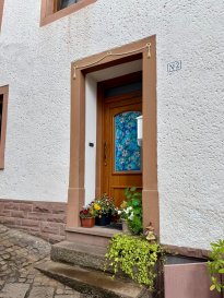 Das im Jahr 1820 massiv errichtete Wohnhaus überzeugt durch seinen gepflegten Zustand, den stilvollen Innenausbau sowie die praktische Raumaufteilung über drei Etagen. Insgesamt stehen ca. 120 m² Wohnfläche zur Verfügung – ideal für Familien, Paare oder auch als Zweitwohnsitz bzw. Ferienhaus.

Raumaufteilung:
Erdgeschoss:

Flur mit gemütlichem Holzkamin
Esszimmer mit Durchgang zur Küche
Küche mit Ausgang in den kleinen Innenhof
Lichtdurchflutetes Wohnzimmer mit Kaminanschluss und hoher Decke

1. Obergeschoss:
Helles Tageslichtbad mit Dusche
2 Schlafzimmer
Büro oder Gästezimmer

Dachgeschoss:
2 gemütliche Schlafzimmer
Großzügiger, heller Speicherraum mit vielfältigen Nutzungsmöglichkeiten

Keller:
Gewölbekeller

Ausstattung:
Fenster: PVC mit 3-fach-Verglasung (2011/2018)
Heizsystem: Elektroheizung & Holzofen
Warmwasseraufbereitung über Boiler
Bodenbeläge: Parkett, Laminat, Fliesen, Teppichboden

Dach: Naturschiefer
Fassade: Putz
Bauweise: massiv

Energiebedarf: 215,5 kWh/(m²a), Klasse G

Besonderheiten:
Dieses charmante Stadthaus bietet eine gelungene Kombination aus historischem Charakter und solider Substanz. Die verkehrsberuhigte Lage im Zentrum sowie die gute Erreichbarkeit von Luxemburg machen es zu einer attraktiven Wahl – ob zur Eigennutzung, als Pendlerwohnung oder als Rückzugsort in der Natur der Südeifel.