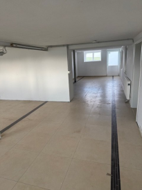 Découvrez ce magnifique bureau en location situé à Eschweiler, Luxembourg, et proposé par l'AGENCE REINERT CARLO. Cette propriété est exclusive et ne peut être trouvée que sur athome.lu.

Détails de la propriété : Ce bureau spacieux offre une surface impressionnante de 130 m² qui s'étend sur un étage, idéale pour organiser votre activité professionnelle. Il est équipé d'une toilette pour le confort de vos collaborateurs et visiteurs. Une des caractéristiques clés de ce bureau est la disponibilité de quatre emplacements de parking en extérieur, garantissant un accès facile pour vous et vos clients.La connexion Internet par fibre optique assure une communication rapide et efficace en tout temps, ce qui est essentiel pour toute entreprise moderne. Chauffage électrique non inclus.

Équipements à proximité : Eschweiler est une belle ville luxembourgeoise qui offre une qualité de vie agréable.

Ne manquez pas cette opportunité exceptionnelle ! Contactez-nous dès maintenant pour planifier une visite via le formulaire de contact ou par téléphone.