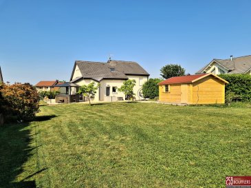 BELLE MAISON 5 PIECES AVEC DEPENDANCES, GARAGE DOUBLE ET JAR.  En Exclusivité. Sur la commune de CEINTREY à 20min au SUD de NANCY (très proche autoroute), dans un secteur résidentiel calme (impasse). Venez découvrir cette superbe propriété d\'environ 140m2 habitable en parfait état d\'entretien (pas de travaux à prévoir), construite en 2007 sur une parcelle de 1 152m2, avec des matériaux de qualité. Elle se compose, au sous-sol (en demi-niveau), d\'un cellier, une cave et 2 garages avec portes automatiques d\'un total de 38.71m2. Au rez-de-chaussée, une entrée, un salon/séjour/salle à manger lumineux de 51.94m2 donnant accès à une terrasse et un jardin, un espace cuisine ouverte sur la pièce de vie avec bar donnant également accès à l\'extérieur, à l\'arrière de la maison et une réserve. Au R+1, en demi-niveau, un dégagement desservant deux chambres (12.19m2 et 12.57m2) dont une offrant une vue sur la Colline de Sion, une salle de bains (baignoire et douche) avec double vasque et sèche-serviettes et un WC séparé. Au R+2, en demi-niveau, un dégagement desservant un espace rangement, deux chambres (10.25m2 et 10.57m2) et une salle d\'eau avec WC. Terrain entièrement clôturé avec portail automatique et système d\'alarme. Espace clôturé devant la maison permettant des stationnements supplémentaires avec un carport sur une allée pavées. Jardin autour de la maison. Terrasse sur le côté et l\'arrière de la maison avec SPA couvert. Grand jardin arboré et parfaitement entretenu. Cabanon de jardin d\'une surface de 20m2, construit en 2023. Système de chauffage électrique. Climatisation réversible dans la pièce de vie. Fenêtres double vitrage. www.agencedeboufflers.fr  