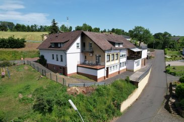 Außergewöhnliches Anwesen mit drei Häusern, ehemaliger Gaststätte, Metzgerei, Alpakazucht sowie Wald und Wiesen auf über 38.000 Quadratmetern

Willkommen auf einem außergewöhnlichen Anwesen mit enormem Potenzial und vielseitigen Nutzungsmöglichkeiten. Dieses beeindruckende Ensemble aus drei Häusern vereint Wohnen Arbeiten Vermietung Tierhaltung und naturnahes Leben auf einzigartige Weise. Ob als Mehrgenerationenanwesen Ferienimmobilie Gastronomiebetrieb Eventlocation Wohn und Gewerbekombination oder als Rückzugsort mitten im Grünen dieses Objekt eröffnet zahlreiche Perspektiven.

Das Anwesen befindet sich auf einem insgesamt 38.414 Quadratmeter großen Grundstück und bietet eine seltene Kombination aus großzügigen Wohnflächen umfangreichen Nutzflächen Waldflächen Wiesen und Tierhaltung. Insgesamt gehören 33.260qm Waldfläche zum Objekt sowie 5.154qm Hofflächen und Freiflächen.

Die gesamte Wohnfläche beläuft sich auf rund 350qm ergänzt durch weitere circa 500qm Nutzfläche. Die Gebäude wurden über die Jahre erweitert und gepflegt. Das ursprüngliche Wohnhaus stammt aus dem Jahr 1964. Bereits 1966 erfolgte ein großzügiger Anbau. Das weitere Haus wurde 1973 errichtet.

Das Herzstück der Anlage bildet die ehemalige Gaststätte mit einer Fläche von rund 150 Quadratmetern. Die großzügigen Räumlichkeiten bieten vielfältige Möglichkeiten zur erneuten gastronomischen Nutzung oder können alternativ zu Veranstaltungsräumen Seminarbereichen oder weiteren Wohnflächen umgestaltet werden.

Parterre befindet sich die ehemalige Metzgerei mit rund 400 Quadratmetern Nutzfläche. Mehrere Kühlhäuser sowie zahlreiche Geräte und Einrichtungen für einen Metzgereibetrieb sind vorhanden und bereits im Kaufpreis enthalten. Auch hier ergeben sich vielfältige Nutzungsmöglichkeiten für Gewerbe Lager Produktion oder Hobby.

Über der ehemaligen Gaststätte befindet sich die großzügige Betreiberwohnung mit rund 136qm Wohnfläche. Die Wohnung überzeugt durch ihre angenehme Raumaufteilung und bietet komfortables Wohnen mit Blick ins Grüne.

Das angrenzende Haus mit circa 75 Quadratmetern eignet sich ideal zur Vermietung oder als separates Gästehaus. Im Anbau stehen zusätzlich vier Fremdenzimmer mit Dusch/WC und insgesamt rund 85 qm Wohnfläche zur Verfügung. In einem der Häuser befindet sich außerdem eine Sauna die den Wohlfühlcharakter dieses besonderen Anwesens zusätzlich unterstreicht.

Die Häuser verfügen über Fliesen, Laminat und Parkettböden. Jede Wohneinheit ist mit einer Einbauküche ausgestattet. Teilweise sind die Wohnungen klimatisiert. Das gesamte Anwesen kann auf Wunsch möbliert übernommen werden wodurch ein direkter Start ohne großen Aufwand möglich ist.

Die Gebäude verfügen jeweils über Kunststofffenster mit Doppelverglasung. Die Dächer sind mit Ziegeln eingedeckt. Mehrere Abstellräume großzügige Terrassen bieten zusätzlichen Komfort und Stauraum.

Beheizt wird das Anwesen über eine Ölzentralheizung ergänzt durch einen Pelletofen. Die gesamte Anlage befindet sich in einem gepflegten Zustand und kann nach Absprache kurzfristig übernommen werden.

Ein absolutes Highlight ist die bereits bestehende Alpakazucht die ebenfalls Bestandteil des Verkaufs ist. Insgesamt gehören zwölf Alpakas zum Anwesen. Die Tiere verfügen über eingezäunte Flächen sowie eigene Stallungen und fügen sich harmonisch in das naturnahe Gesamtbild ein.

Direkt angrenzend erstrecken sich die weitläufigen Waldflächen die eine einzigartige Ruhe und Privatsphäre garantieren. Hier genießen Sie Natur Freiheit und vielfältige Möglichkeiten zur Freizeitgestaltung direkt vor der eigenen Haustür.

Dieses außergewöhnliche Gesamtpaket aus drei Häusern großzügigen Wohn und Nutzflächen ehemaliger Gaststätte Metzgerei Ferienunterkünften Tierhaltung Wald und Wiesen bietet enormes Potenzial für Investoren Familien Unternehmer oder Visionäre die auf der Suche nach etwas ganz Besonderem sind.

Gerne präsentieren wir Ihnen dieses besondere Objekt bei einer persönlichen Besichtigung.