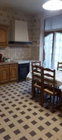 Vente Maison 88 m² à Longlaville 146 000 ¤. Dans un quartier calme de Longlaville :
Une maison d'habitation mitoyenne T5 d'une superficie habitable d'environ 90 m² sur 3 niveaux, à rénover, située dans le centre de Longlaville, à proximité de la frontière :
RDC : Entrée, salon, grande cuisine donnant accès à un extérieur clos et arboré avec un abri de jardin en agglos, et à une salle de bain (douche, et bidet) WC séparés
1er étage : dégagement, 2 chambres, une salle d'eau (lavabo, wc et bidet)
2ème étage : Combles aménagés comportant une troisième chambre et un grenier aménageable
NB : La façade et la toiture sont en bon état, pas de garage, électricité à refaire, tout à l'égout, DV en PVC volet roulants à sangle partout sauf cuisine (motorisés), chauffage au gaz (chaudière  / -15 ans)
Pour tout renseignement : COLSON Emmanuel, +33 7 81 30 24 02