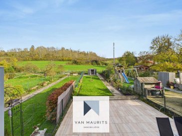 Idéalement situé à Lintgen, cette maison unifamiliale mitoyenne, construction de 1970 entièrement rénovée entre 2018 et 2023, bénéficie d'une surface habitable de ± 183 m² pour une superficie totale de ± 244 m². Proche de toutes commodités y compris l'École Internationale de Mersch (4kms) et des transports publics, elle se compose comme suit :

Au rez-de-chaussée un hall d'entrée de ± 6 m² dessert un séjour salon/salle à manger/cuisine de ± 45 m² avec accès terrasse de ± 47 m².

Au 1er étage le hall de nuit de ± 8 m² dessert une 1ère chambre parentale de ± 32 m² avec walk-in dressing et une salle de douche (douche italienne, meuble double lavabo, miroir, wc) ainsi qu'une 2ème chambre de ± 20 m² avec une salle de douche (douche, meuble lavabo, miroir, wc, chauffe-serviettes).

Au 2ème étage le hall de nuit de ± 11 m² dessert 2 chambres de ± 10 m² chacune, un dressing de ± 2 m² ainsi qu'une salle de douche de ± 7 m² (douche italienne, meuble double lavabo, miroir, wc, chauffe-serviettes).

Au grenier sous combles aménagé avec 2 chambres de ± 17 m² chacune.

Au sous-sol un couloir dessert un local technique de ± 9 m², un garage pour 2 voitures de ± 47 m² avec un espace buanderie/atelier de ± 9 m².

Un jardin de ± 200 m² avec une terrasse de ± 47 m², un abri de jardin de ± 4 m² ainsi que 2 emplacements voitures devant le garage complètent l'offre.

Généralités :

- Maison rénovée entre 2018 et 2023
- Passeport énergétique F ? E
- Chaudière au gaz, chauffage par radiateurs
- Cheminée et poêle à bois
- Fenêtres châssis PVC triple vitrage et stores électriques
- Proximité de toutes commodités, de l'École Internationale et des transports publics

Contact : Jimmy de Brabant - mob. 661 167 494 - email : jimmy@vanmaurits.lu