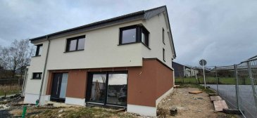 NOUVELLE Maison individuelle
                        +++ CLÉ EN Main +++

Dans la commune de Winseler, canton Wiltz libre des quatre côtes sur un terrain de +/- 4,49 ares vue dégagé qui se compose ainsi:

Rez-de-chaussée:
- Hall d'entrée -
Séjour spacieux et lumineux avec salle à manger et cuisine ouverte donnant sur ses 2 terrasses et jardin. - WC séparée
- Espace débarras
- Grand Garage
- Espace Local théchnique

1er étage:
- Hall de nuit
- Chambre parentale avec dressing et salle de bain privative.
- trois grande chambres à coucher.
- une salle de douche.

Grande Grenier aménageable avec escalier en béton.

Maison clés en main possible, avec des finitions aux choix du client. Info techniques: - Triple vitrage - Chauffage au sol - Pompe à chaleur - VMC

Pour plus de renseignements ou une visite veuillez nous contacter au 691 850 805.

Proposition de crédit/financement à taux compétitif d'une banque luxembourgeoise incluse dans nos services gratuits.