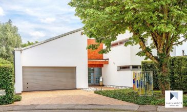 C’est en 1995 que cette belle maison d’architecte a été construite sur un terrain de 32ares et 70 centiares dans un quartier résidentiel et verdoyant de Moutfort. Bâtie dans un esprit écologique avant-gardiste avec des matériaux de qualité, ses 360m² habitables sur un total de ± 415 m² présentent de nombreux attraits qui devraient faire le bonheur d’une famille.

Elle se compose comme suit :

Au rez-de-chaussée :

Une entrée de ± 10m² avec vestiaire et toilette d’invités, un hall ±5m² conduit vers un sauna et douche ± 11m², une chambre ±12m², une buanderie ±6m², une salle de bains ±10m², un bureau/bibliothèque ±12m², une cuisine équipée et aménagée ±32m² ouverte sur un spacieux séjour ± 92m². Très lumineux, ce dernier est composé d’un salon (10m de haut) et sa cheminée, d’une salle à manger, d’une véranda avec grandes baies vitrées et puits de lumière, l’ensemble donnant sur le jardin et la terrasse d’environ 125m².
Le garage ±35m² peut abriter 2 voitures. Une salle de fitness avec équipements et insonorisée a été installée en mezzanine.

Au 1er étage :

Une salle de douches ±6m² avec douche à l’italienne, double vasques, wc et bidet, une chambre avec mezzanine ± 17m² séparée par un couloir ±6m² de la suite parentale ± 21m² avec dressing ±15m² et salle de bains ±10m² et d’une chambre de ± 29m².

Le parc, aménagé, est agrémenté d'une grande pelouse, de sculptures, d'un terrain de pétanque et divers arbres dont des arbres fruitiers (quetschs, mirabelles, pommes). L’arrosage se fait via l’eau du puits ou par pompage dans l’étang. Autorisations disponibles pour des extensions pour piscine et clubhouse.
 
Détails supplémentaires :

Possibilité achat 7 ares supplémentaires, terrain non constructible : 450.000€
Isolation : Blocs KBL
Système d’alarme : Teleguide Intelligent Security (Rolling Code) ;
3 abris de jardin: atelier électricité, abri pour le tracteur, stockage du bois ;
Chaudière gaz de ville ;
Sauna et solarium de marque Klafs ;