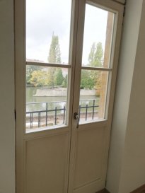 À LOUER – Charmant F2 de 43,54 m² avec balcon en centre-ville

Venez découvrir ce charmant appartement F2 de 43,54 m², idéalement situé en plein cœur du centre-ville, offrant une agréable vue sur le Temple Neuf.

Il se compose de :

- Un beau séjour lumineux, idéal pour vos moments de détente.
- Une chambre chaleureuse avec parquet.
- Une cuisine équipée récente, alliant confort et praticité.
- Une salle de bains avec baignoire.
- Un WC séparé.

Vous profiterez également d’un balcon, idéal pour apprécier la vue et les beaux jours.

Sa situation privilégiée en centre-ville vous permettra de bénéficier de la proximité des commerces, des services et des commodités du quotidien.

Disponibilité : à partir du 5 janvier 2027.

Un appartement plein de charme, idéal pour profiter d’un cadre de vie agréable au cœur de la ville.