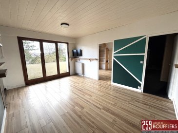 APPARTEMENT 2 PIECES AVEC BALCON / NANCY BOUFFLERS.  Venez découvrir à NANCY, dans une résidence fermée et sécurisée d'une rue calme parallèle à l'Avenue de Boufflers, cet appartement de deux pièces principales, d'une surface de 36.90m2, situé au deuxième étage. Offrant : une cuisine équipée ouverte sur la pièce de vie avec accès sur un balcon en enfilade, une chambre avec kit-dressing et accès sur le balcon également, ainsi qu'une salle de bains avec lave-linge et WC. Chauffage individuel gaz. Emplacement de stationnement extérieur privatif (accès réservé aux habitants). Idéalement situé, proche de toutes commodités (transports dont bus ligne T4, axes autoroutiers, commerces, écoles, pharmacie...). Loyer : 535.00 EUR charges comprises (soit 475.00 EUR de loyer + 60.00 EUR de provision sur charges comprenant l'eau froide, l'électricité des parties communes, l'entretien des parties communes et de l'ascenseur, ainsi que la taxe des ordures ménagères). Dépôt de garantie : 475.00 EUR. Honoraires : 405.00 EUR TTC dont 110.00 pour l'état des lieux. Si vous avez besoin d'aide dans votre recherche de logement, votre agence AGENCE DE BOUFFLERS se fera un plaisir de vous aider. www.agencedeboufflers.fr / agencedeboufflers@orange.fr. DISPONIBLE IMMEDIATEMENT
Les informations sur les risques auxquels ce bien est exposé sont disponibles sur le site Géorisques : www.georisques.gouv.fr