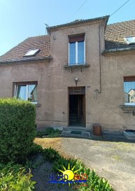Maison semi mitoyenne - 6 pièces - 171 m². Enchenberg, maison semi mitoyenne des années 50 offrant un grand potentiel après rénovation.<br/>Elle se compose : <br/>- D\'un rez de chaussée avec entrée/dégagement, séjour, salle à manger, cuisine et salle de bain.<br/>- D\'un étage avec dégagement, 4 chambres à coucher dont 1 en enfilade et salle d\'eau.<br/>- D\'un sous sol avec chaufferie et 4 pièces supplémentaires.<br/><br/>De plus, cette propriété dispose d\'une dépendance attenante comprenant 3 garages, idéale pour le stationnement de véhicules et/ou pour un espace de rangement supplémentaire, le tout sur un terrain de 11,13 ares.<br/><br/>Veuillez noter que des travaux de rénovation et de rafraichissement sont nécessaires.<br/><br/>Les informations sur les risques auxquels ce bien est exposé sont disponibles sur le site Géorisques : www.georisques.gouv.fr<br/><br/>Contact Nord Sud Immobilier à Rohrbach les Bitche - Bitche - Sarreguemines - Diemeringen