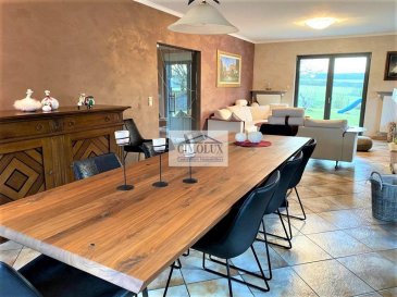 L\'agence CIMOLUX vous propose une belle maison libre des 4 côtés située à Olm avec une superficie de +/- 160m2 et 8,57 ares de terrain.<br><br>La maison dispose:<br>Au rdch: un hall d\'entrée, une cuisine équipée, un WC séparé, un bureau, un salon/salle à manger avec feu ouvert, avec une sortie sur la terrasse et le jardin.<br>Au 1er étage: 3 chambres et une salle de douche.<br>Au sous-sol: une grande cave, un grand garage, plusieurs emplacements extérieurs et un grand débarras<br><br>Travaux effectués:<br>-alarme en 2019<br>-chauffage au gaz en septembre 2016<br>-fenêtres et porte d\'entrée en aluminium triple vitrage en 2011<br><br>Prix 1.860.000€ <br>(frais d\'agence compris 2% + Tva 17 % à la charge du vendeur)<br><br>Pour plus d\'informations n\'hésitez pas à nous contacter on parle français, allemand, luxembourgeois, anglais, portugais et italien.<br><br>Pour l\'obtention de votre crédit, notre relation avec nos partenaires financiers vous permettront d\'avoir les meilleures conditions.