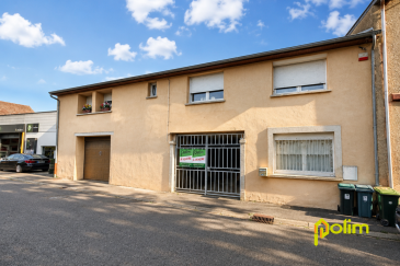 Ensemble immobilier avec appartement loué et vaste dépôt. Idéal investisseur ou artisan, découvrez cet ensemble immobilier offrant un excellent potentiel, composé d'un appartement actuellement loué et d'un spacieux dépôt.
Au 1er étage, un appartement d'environ 95 m2 propose une agréable pièce de vie, une cuisine, plusieurs chambres deux chambres, une salle d'eau ainsi qu'un chauffage au sol assurant un confort optimal. Il bénéficie également d'une terrasse, idéale pour profiter des beaux jours. Le logement est actuellement loué 639,93 EUR par mois (le dépôt est actuellement libre), garantissant un revenu locatif immédiat.
Au rez-de-chaussée, vous profiterez d'un dépôt de 288 m2. Cet espace conviendra parfaitement à une activité artisanale, du stockage, un atelier ou tout autre projet professionnel.
 Les informations sur les risques auxquels ce bien est exposé sont disponibles sur le site Géorisques : www.georisques.gouv.fr
 Certaines photographies ont été retouchées par intelligence artificielle afin d'améliorer leur qualité visuelle, sans modifier les caractéristiques essentielles du bien.
