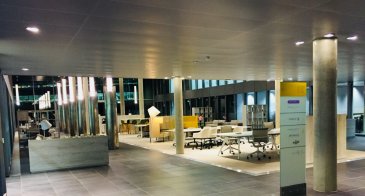 Espace co-working. 
A louer dans un business center plusieurs bureaux avec service à la carte.
Les bureaux sont modulables et s'adressent aussi bien à des indépendants qu'à des sociétés internationales.
Idéalement situés.