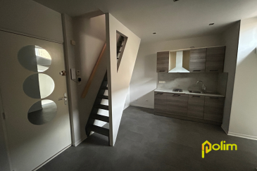 Bel appartement F2 duplex.  F2 duplex proche toutes commodités - 15, rue du Xon 54700 PONT A MOUSSON compremant : 
 Cuisine aménagée, pièce de vie, 1 chambre, salle d'eau/WC
 Chauffage électrique - 44,89 m2
 Libre à la location
 Les informations sur les risques auxquels ce bien est exposé sont disponibles sur le site Géorisques : www.georisques.gouv.fr