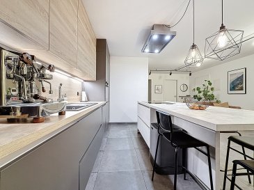 L'agence immobilière Immo-Contact vous propose ce magnifique appartement de +/- 78m² situé à Niederkorn.

Situé dans un environnement agréable et bien desservi, cet appartement offre un cadre de vie confortable. Le bien se distingue par ses volumes bien agencés, sa luminosité et sa situation pratique à proximité des commodités, des transports et des axes principaux. Appartement idéal, aussi bien pour une résidence principale que pour un investissement.

L'appartement, au 2ème étage d'une résidence récente, se compose comme suit :

- Salon avec espace salle à manger
- Cuisine équipée, avec îlot central, ouverte sur la salle à manger et accès direct au balcon
- 2 chambres à coucher, dont une avec un dressing
- Salle de bains avec douche
- WC séparés
- Balcon

Une cave, un parking intérieur et une buanderie en commun viennent compléter ce bien.

À savoir :
- Aucuns travaux à prévoir
- Disponibilité immédiate
- Bâtiment construit en 2017
- Possibilité de louer une deuxième place de parking intérieur
- L'appartement bénéficie d'un ascenseur

Visites possibles en semaine et le samedi.

Pour toutes informations contactez-moi au +352 26 311 992.

Estimation de votre bien (sous 48h), contactez nous +352 26 311 992 ou sur info@immocontact.lu.