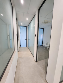 Contactez nous au 621 323 867

En exclusivité chez ACTIVE INVEST : 

Location de la dernière salle de pratique moderne (pour toute sorte de médecins, pratique...), spacieux et très lumineux, situés au rez-de-chaussée d'un nouvel cabinet médico dentaire construite en 2023, au centre-ville de la commune de Kayl (proche de Tétange, Schifflange, Bettembourg, Dudelange) 

Cette salle privative peut être utilisable pour le dentaire ou toutes autres professions médicales.

Le cabinet dispose des nouvelles fauteuils Stern S200 (non inclus pour cette pièce), nouvelle radio rétro-alvéolaire avec bureau et équipement informatique), une réception et salle d'attente, une salle de stérilisation équipé avec Autoclave, laveur automatique par ultrasons, 1 salle de radiographie avec céphalométrie, 1 salle technique avec compresseur et pompes à salives, 2 WC public et privé (accès handicapé), ainsi que plusieurs places de parking privés, souterraines accessible en direct avec l'ascenseur. 

Situé à l'entrée de Kayl, à proximité de la pharmacie et laboratoire d'analyses, le cabinet se trouve à quelques minutes du centre-ville et de la gare, disposant d'un arrêt de bus devant la porte allant vers Dudelange, Tétange-Rumelange, Schifflange/Esch-sur-Alzette et Luxembourg-Ville. 

Accès rapides aux réseaux autoroutiers (collectrice du sud) vers la Belgique/France et l'Allemagne ainsi que l'A4 vers Luxembourg-ville. 

Accessibilité : 
- Situé au RDC 
- Ascenseur 
- Accessible fauteuils roulants 
- Parking souterrain privé et public 

Équipement : 
- Local équipé (meubles, matériel...) 
- Raccordement internet 
- Présence lavabo dans chaque pièce 
- Présence WC 
- Salle d'attente 
- Radiographie certifié 

Pour plus de renseignements sur la location et pour prendre rendez-vous pour une visite, veuillez nous contacter svp: 
info@active-invest.lu  /// 621 323 867  
Parle Français, Spreche Deutsch, Speak English.