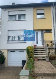 Laforêt Capital a le plaisir de vous proposer une belle maison libre des 3 côtés, situé à Luxembourg-Hamm à quelques pas de la Maison de Soins de Hamm, avec 3 chambres, terrasse, jardin, et garage pour 2 voitures.

Le bien se compose comme suite :

Rez-de-chaussée :

- Hall d'entrée
- Toilettes séparés
- Cuisine fermée et équipée
- Living 
- Accès direct à la terrasse et au jardin

1er étage:

- 3 chambres à coucher
- Salle de bain avec baignoire et double vasque

Grenier aménagé.

Au sous-sol vous trouverez une Buanderie et un garage pour 2 voitures avec un emplacement extérieur devant le garage. 

Pour tous renseignements : 28 77 85 36 ou par email : ettelbruck@laforet.lu
Nous sommes toujours à la recherche de nouveaux biens immobiliers à proposer à nos clients, contactez nous !
