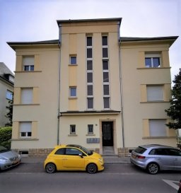 DALPA SA vous propose en location, au 2ième étage un appartement de 2 chambres à coucher sur environ +/- 92 m², situé à Luxembourg-Belair. 

L’appartement se situe dans une petite résidence de 4 unités SANS ascenseur.

Disponibilité : immédiate 

L’objet se situe au : 2, rue Ernest Koch, L-1864 Luxembourg

Situé au 2ième étage l’appartement se compose : 
- 1 grand hall d’entrée
- 1 cuisine équipée donnant accès au balcon couvert
- 1 débarras/buanderie
- 1 lumineux séjour 
- 2 chambres à coucher
- 1 salle de douche avec WC
- 1 WC séparé

Au sous-sol une cave complète ce bien. Possibilité de louer un garage fermé en supplément.

Situé au plein cœur du centre-ville, Belair est un quartier recherché pour son calme et sa qualité de vie. Le quartier doit sa popularité surtout grâce à sa proximité aux commerces, ainsi que ses entourages verts dont celui du Parc de Merl. 

Nous sommes à votre entière disposition pour tous renseignements complémentaires ou visites des lieux. Veuillez nous contacter sous le numéro + 352 621 469 311 ou par mail sur info@dalpa.lu 

Si vous souhaitez vendre ou louer votre bien, nous mettons à votre disposition notre professionnalisme, savoir-faire ainsi que notre qualité de service. Nous vous proposons des estimations rapides, gratuites et réalistes.

ENGLISH VERSION

DALPA SA offers you for rent, on the 2nd floor, a 2-bedroom apartment of approximately +/- 92 m², located in Luxembourg-Belair.

The apartment is located in a small residence of 4 units WITHOUT elevator.

Availability: immediate

The object is located at: 2, rue Ernest Koch, L-1864 Luxembourg

Located on the 2nd floor the apartment consists of:
- 1 large entrance hall
- 1 equipped kitchen giving access to the covered balcony
- 1 storage/laundry room
- 1 bright living room
- 2 Bedrooms
- 1 shower room with WC
- 1 separate WC

In the basement a cellar completes this property. Possibility to rent a closed garage for an additional fee.

Located in the heart of downtown, Belair is a neighborhood sought after for its calm and quality of life. The district owes its popularity mainly thanks to its proximity to shops, as well as its green surroundings, including that of the Parc de Merl.

We are at your entire disposal for any further information or site visits. Please contact us under the number + 352 621 469 311 or by email on info@dalpa.lu

If you wish to sell or rent your property, we put at your disposal our professionalism, know-how as well as our quality of service. We offer you fast, free and realistic estimates.