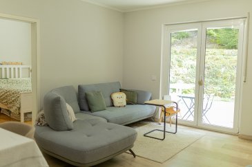 ImmoHouse vous propose à la location ce charmant appartement 1 chambre idéalement situé à Luxembourg-Kirchberg. 

Au sein d'une résidence soignée avec ascenseur, cet appartement de 50m2 se compose de :

-Un hall d'entrée  
-Un joli salon-salle à manger lumineux avec accès terrasse et jardin  
-Une cuisine équipée ouverte sur la pièce de vie  
-Une chambre à coucher  
-Une salle de douche avec buanderie privative  
-Un wc séparé  
-Un parking intérieur privatif  

Informations :  
Loyer : 1700€  
charges : 270€  
disponibilité : 01/07/2026  
caution : 2 mois de loyer  
frais d'agence : 1/2 mois de loyer plus tva pour le bailleur, 1/2 mois de loyer plus tva pour le locataire