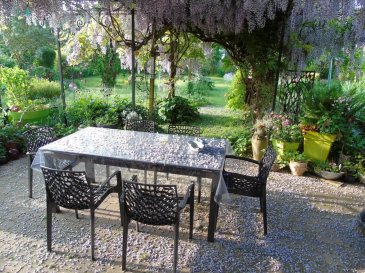 OPPORTUNITÉ RARE – PLAIN-PIED À YUTZ – À SAISIR RAPIDEMENT -

Yutz – secteur calme et recherché

BIEN RARE SUR LE MARCHÉ

Maison  de plain-pied mitoyenne par le garage construite en 1998 , d’environ 102 m² habitable , implantée sur un terrain arboré de 6, 47 ares , idéale pour une vie confortable sans escalier.


LE + QUI FAIT LA DIFFÉRENCE 
Plain-pied (très recherché)
Grand jardin arboré
Dépendance de plus de 30 m² avec étage rangement mezzanine  (Garage / buanderie / projet atelier )
Quartier résidentiel calme
Stationnement facile


AGENCEMENT 
Pièce de vie lumineuse
Cuisine indépendante (ouverture possible)
3 chambres dont 2 avec placard , dressing
Salle de bain avec Douche , vasque et baignoire
WC séparé


EXTÉRIEUR :
Terrain agréable, sans vis-à-vis direct, parfait pour profiter des beaux jours.

Chaudière gaz à condensation récente
Isolation toiture récente
Façade réalisée
DPE en D

POTENTIEL 
Rafraichissement salle de bain et cuisine à prévoir
Possibilité d’aménagement de la dépendance

Annonce rédigée par Philippe HAUSHERR , agent commercial enregistré au RSAC THIONVILLE sous le numéro TI 332 168 434 ,détenteur de l'Attestation de Collaborateur de l'Agence CTN Immobilier. 7 place au bois 57000 THIONVILLE.
Carte professionnelle n° 5705 2018 000 025 433 Transactions sur immeubles et fonds de commerce délivrée par la CCI de la Moselle. Responsabilité civil professionnelle AXA Paris. Absence de garantie financière : non détention de fonds, effet ou valeur, autre que ceux représentatifs de sa rémunération ou de sa commission, à l'occasion des opérations spécifiées par l'article 1er (1°à 5°) de la Loi du 2 Janvier 1970