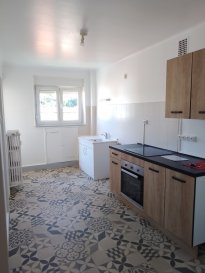 Bel appartement lumineux, situé au 2éme étage dans une petite copropriété, à proximité de toutes commodités comprenant: entrée, cuisine équipée, salon-séjour, 1 chambre, salle de douche, wc séparé, balcon et cave. Disponible de suite. 