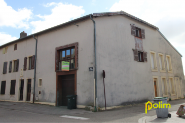 Beau duplex avec garage.  Vandières, bel appartement F6 en duplex de 133m2 situé au 1er étage d'une petite copropriété à faible charges, comprenant : spacieuse pièce de vie, 4 chambres, 1 salle de bains et 1 WC par niveau.
 CC gaz, grand garage, cellier et parking extérieur privatif.
 Les informations sur les risques auxquels ce bien est exposé sont disponibles sur le site Géorisques : www.georisques.gouv.fr