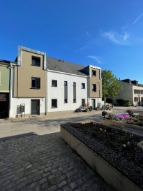 En exclusivité a vendre un appartement de charme avec triple vitrage et d'une surface de +/-83m2. L'appartement se trouve dans une résidence très calme avec un appartement au rez-de-chaussée. 1er étage : une chambre à coucher et un WC séparée. Au 2ieme étage: une chambre à coucher, une salle de bains, un salon + salle à manger en open space vers le balcon et une belle cuisine équipée.
- chauffage au gaz
- chauffage au sol  
- 2 parkings extérieurs  
- grenier commun
