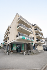 Appartement 1 chambre avec balcon à Bereldange

Situé à Bereldange, dans une résidence avec ascenseur, cet appartement fonctionnel et lumineux constitue une excellente opportunité, tant pour habitation personnelle que pour investissement.

Caractéristiques principales :
- Surface habitable : ±52 m²
- Étage : 3ème étage avec ascenseur
- 1 chambre à coucher
- Séjour lumineux avec accès balcon
- Balcon : ±5 m²
- Cuisine équipée
- Salle de douche
- WC séparé
- Cave privative

Travaux :
- Nouvelles fenêtres prévues (en cours / à réaliser)

Informations techniques :
Classe énergétique : H
Isolation thermique : G
Année de construction : ±1980

Disponibilité :
Disponible immédiatement

Points forts :
- Emplacement recherché à proximité de Luxembourg-ville
- Idéal premier achat ou investissement
- Balcon agréable
- Résidence avec ascenseur
- Potentiel d'optimisation après travaux

Nous vous invitons à contacter :
Moura Jemp
Tèl: +352621216646

Les surfaces et superficies sont indicatives.