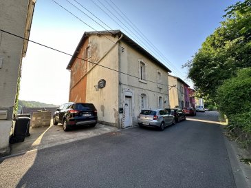 Je vous présente cette maison jumelée à Villerupt, qui vous offre une cuisine équipée ouverte sur le séjour. Au premier étage, une grande chambre, une
salle de bain avec WC et un bureau. Au deuxième étage : 2 chambres supplémentaires. Au sous-sol, une buanderie, cave et WC, une terrasse, un jardin et
un parking privé viennent compléter cette maison. Proche de la frontière luxembourgeoise, des transports en communs, des commerces , écoles, du
collège, chauffage au gaz. A venir visiter sans tarder!