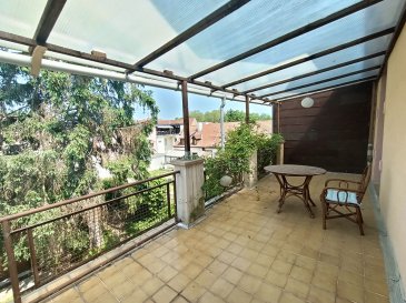 Sarreguemines - Maison semi-mitoyenne de 9 pièces - 170 m2. Découvrez à quelques minutes à pieds du centre-ville de Sarreguemines : 

Une grande maison semi mitoyenne d'environ 170m², comprenant un total de 6 chambres, un grand séjour, cuisine, une entrée dégagée avec WC séparés, 2 salles de bain. 
Un balcon sur l'avant, un accès sur le terrain par la cuisine et une grande terrasse au premier étage.  

Une cave complète.
Un garage pour 1 véhicule.
Des travaux sont à prévoir. 
Audit énergétique en cours de réalisation. 

Contactez-nous au  03 72 64 01 02