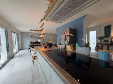 Venez découvrir cette magnifique maison individuelle récente contemporaine d'une surface habitable de 170 m2 environ  située à Tressange.  
Construction Maisons Claire de 2019, disponible de suite.  
Située dans un quartier calme et recherché, cette maison moderne offre de beaux volumes et des prestations de qualité.  
Spacieuse et lumineuse elle sera idéale pour une famille.  
Elle comprend  :  
- au rdc: une entrée avec dressing, un lumieux espace de vie de 60 m2 avec cuisine équipée ouverte sur séjour donnant accés à une terrasse de 32 m2 et au jardin, un WC avec lave-mains, une buanderie-chaufferie, un garage double avec portes motorisées.  
- à l'étage: un dégagement avec dressing, une chambre de 16.03 m² avec dressing et salle de douche attenante, une chambre de 14.27 m² avec dressing, une chambre de 14.02 m avec dressing, une suite parentale de 17.44 m² (chambre+dressing+salle d'eau avec WC), une salle de bains avec meuble-vasque,  baignoire, douche et WC     
Chauffage au sol au RDC et à l'étage (chaudière gaz à condensation Viesmann)   
Volets motorisés  
Domotique: alarme,  éclairage,  commande volets et portes de garage 
Adoucisseur d'eau 
1 dépendance dans le jardin
Surface terrain : 618 m²  
Construction conforme à la RT 2012  
Proche de toutes commodités, écoles   
À proximité de la frontière Luxembourgeoise et des axes autoroutiers.  

Vidéo sur demande  

Montant des dépenses théoriques annuelles d'énergie : entre 1 200 € et 1 670€ par an pour un usage standard abonnement compris  
Prix moyens des énergies indexés au 1er janvier 2021-2022-2023  
Date de réalisation du DPE : 11/04/2026  
DPE : C consommation énergétique : 70/kwh/m²/an           
GES : C 14 kgCO2/m²/an  
Honoraires charge vendeur  
Les informations sur les risques auxquels ce bien est exposé sont disponibles sur le site Géorisques : www.georisques.gouv.fr